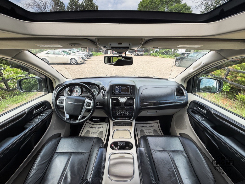 2016 Chrysler Town & Country Image 19