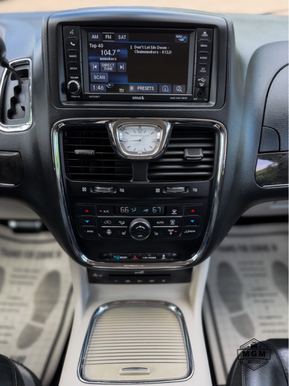 2016 Chrysler Town & Country Image 20