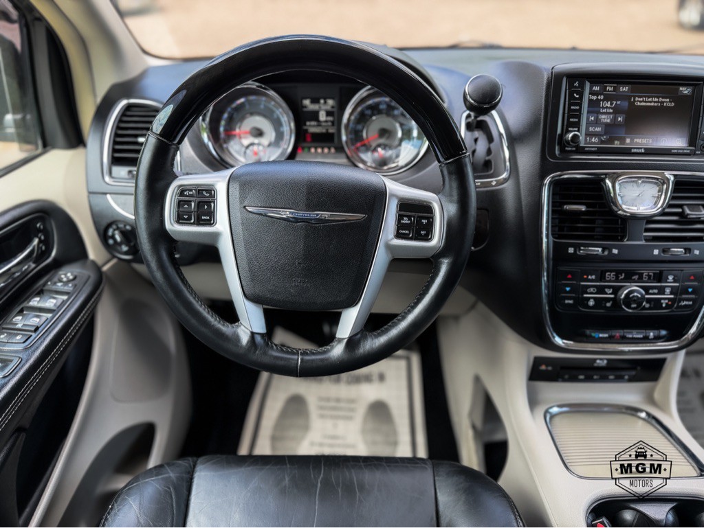 2016 Chrysler Town & Country Image 21
