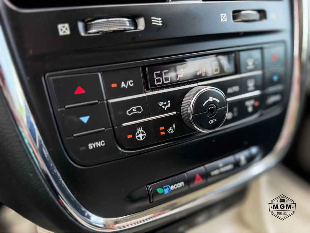 2016 Chrysler Town & Country Image 23