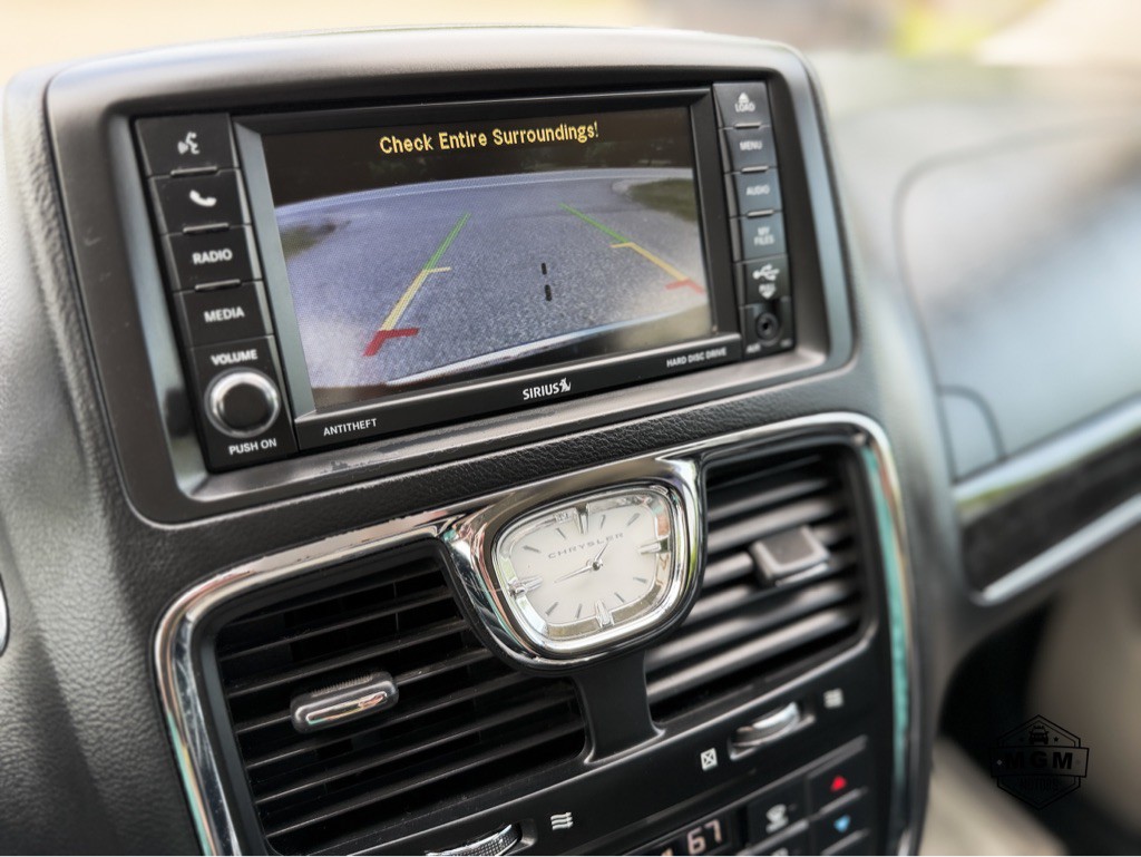 2016 Chrysler Town & Country Image 24