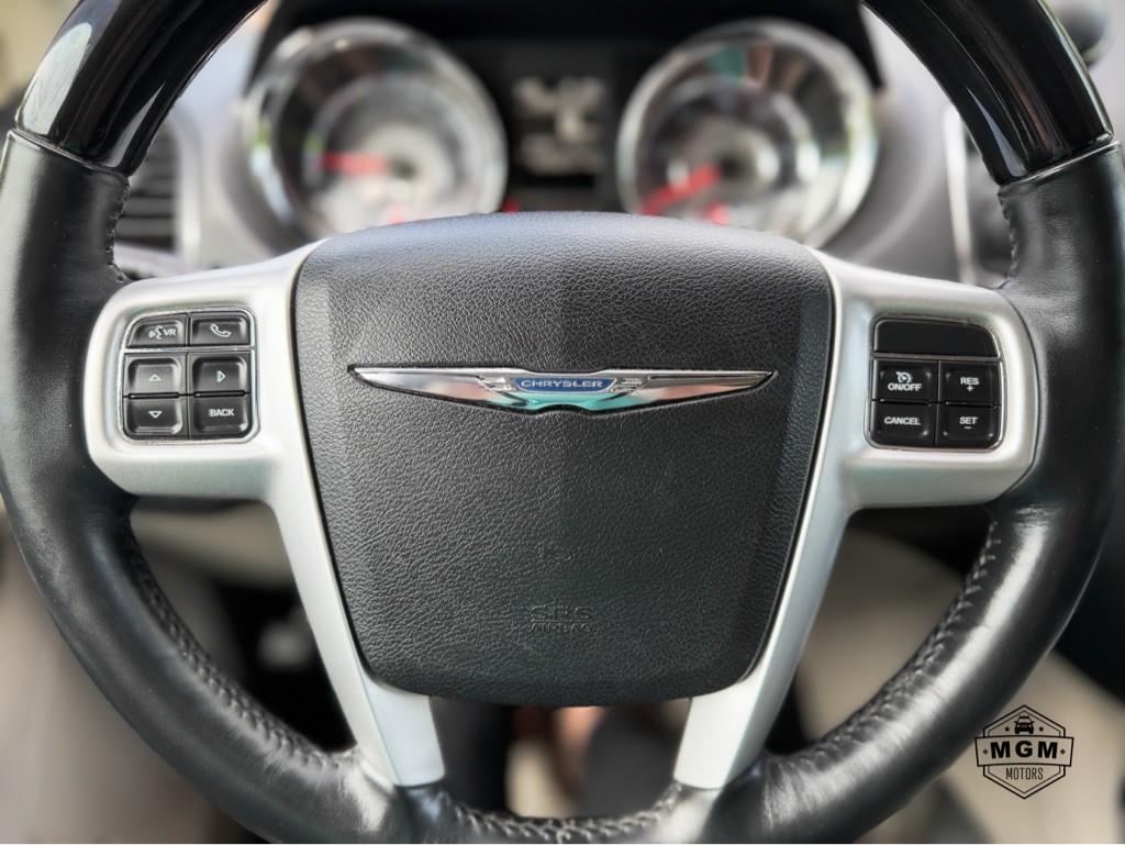 2016 Chrysler Town & Country Image 25