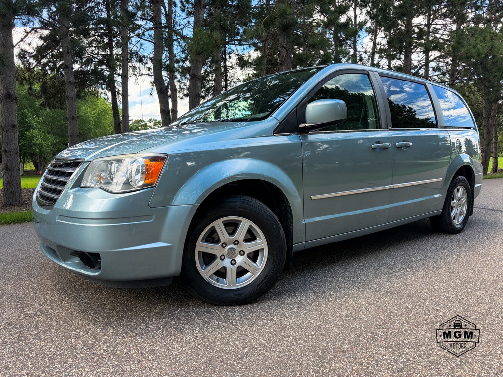 2010 Chrysler Town & Country Image 1