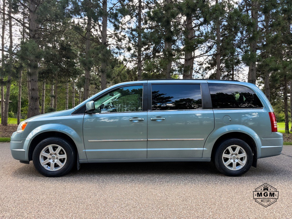 2010 Chrysler Town & Country Image 2