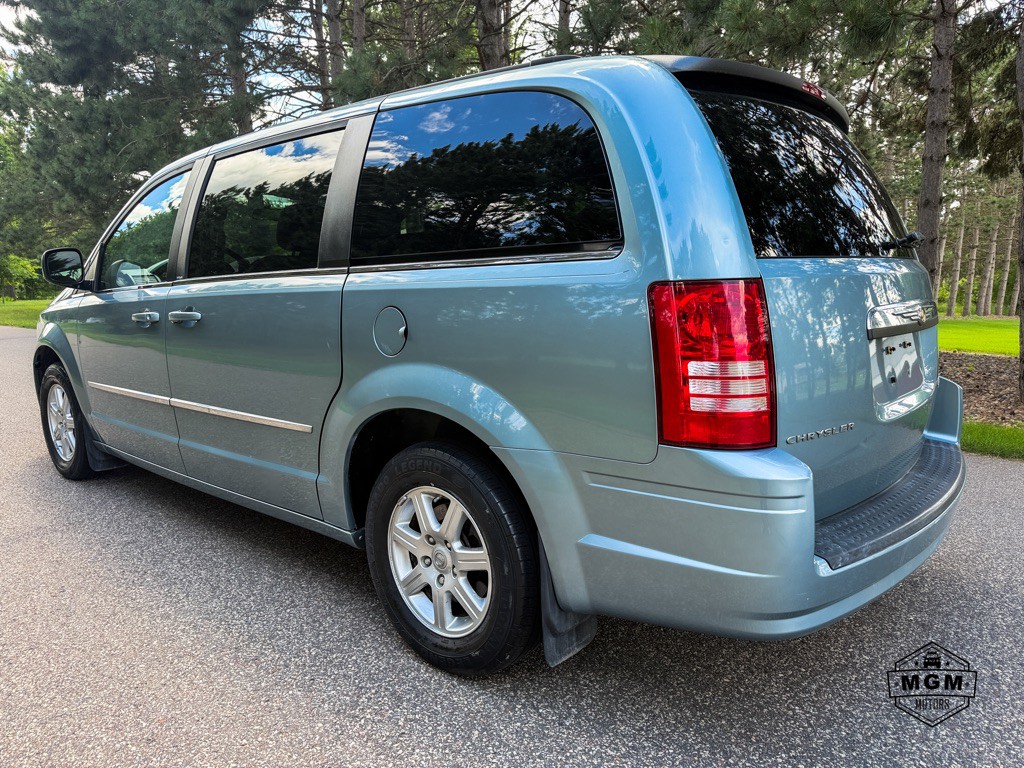 2010 Chrysler Town & Country Image 3