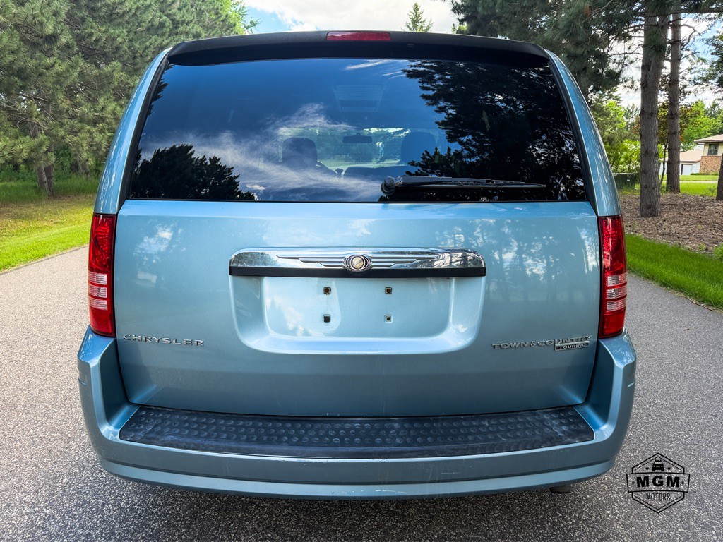 2010 Chrysler Town & Country Image 4