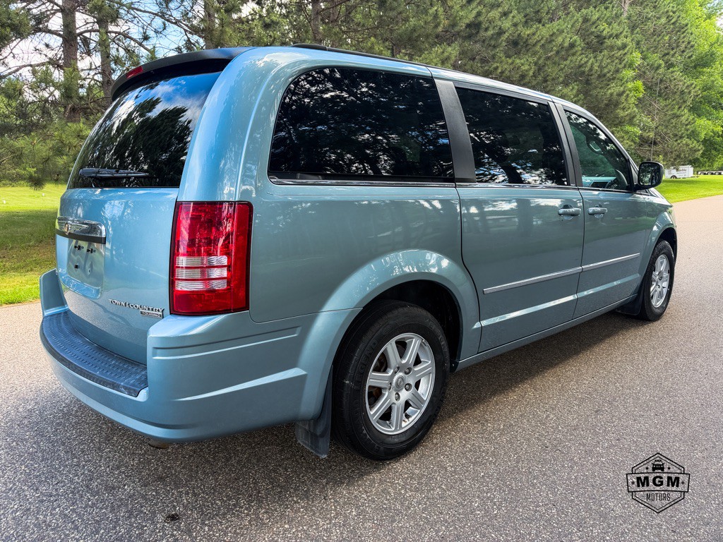 2010 Chrysler Town & Country Image 5