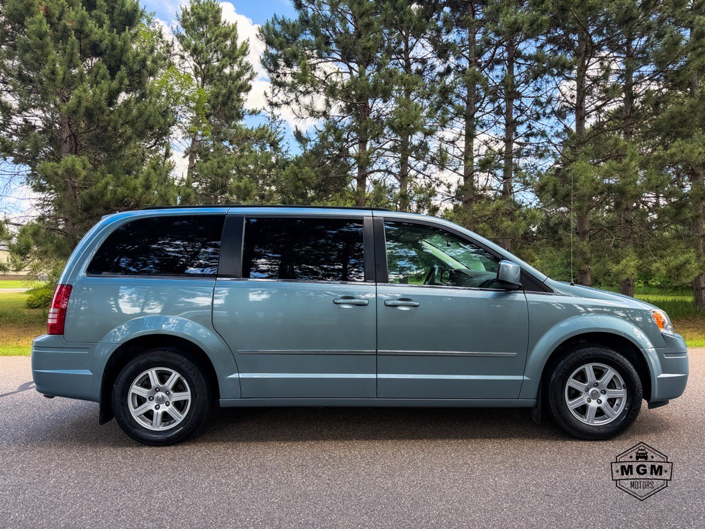 2010 Chrysler Town & Country Image 6