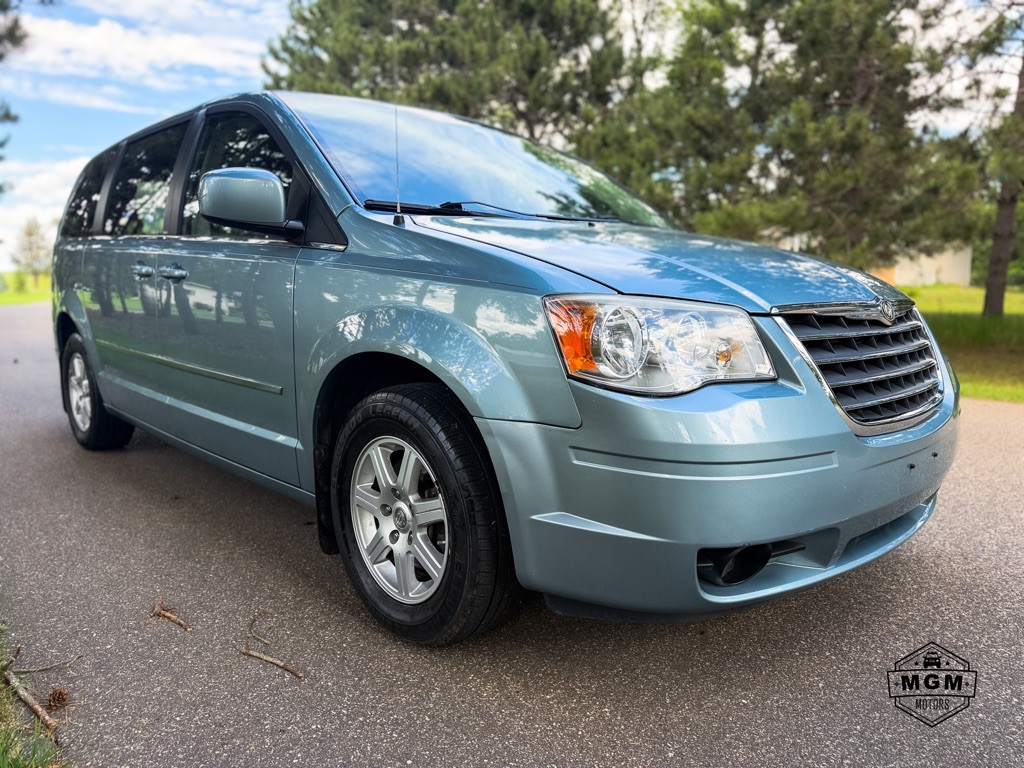 2010 Chrysler Town & Country Image 7