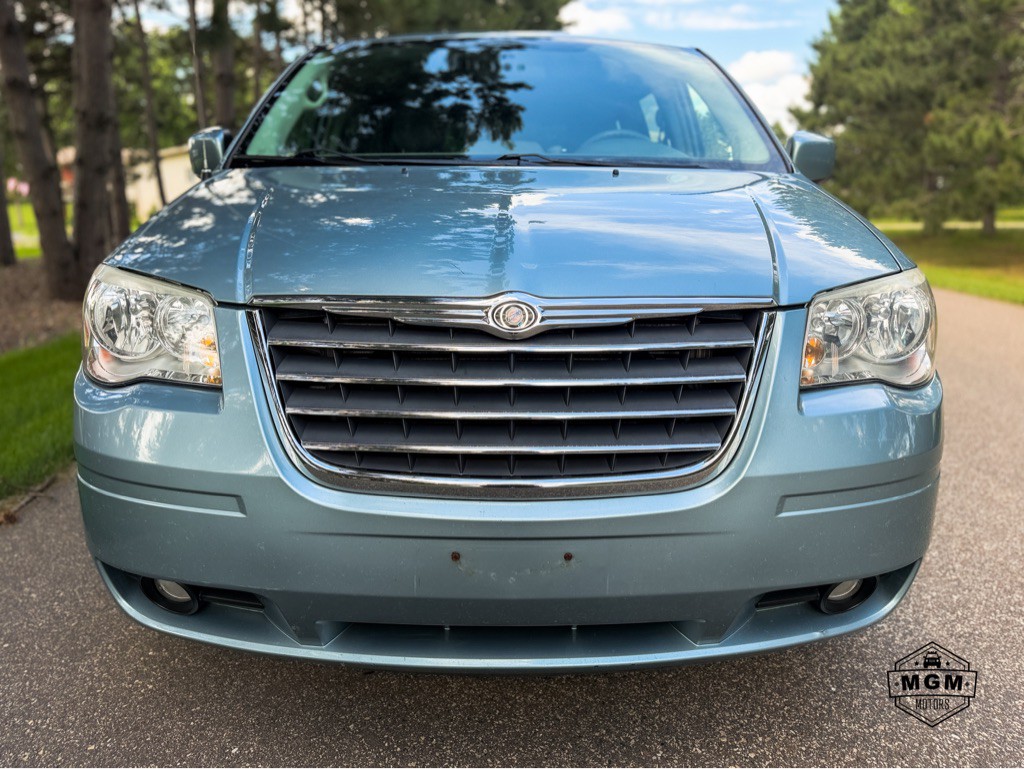 2010 Chrysler Town & Country Image 8
