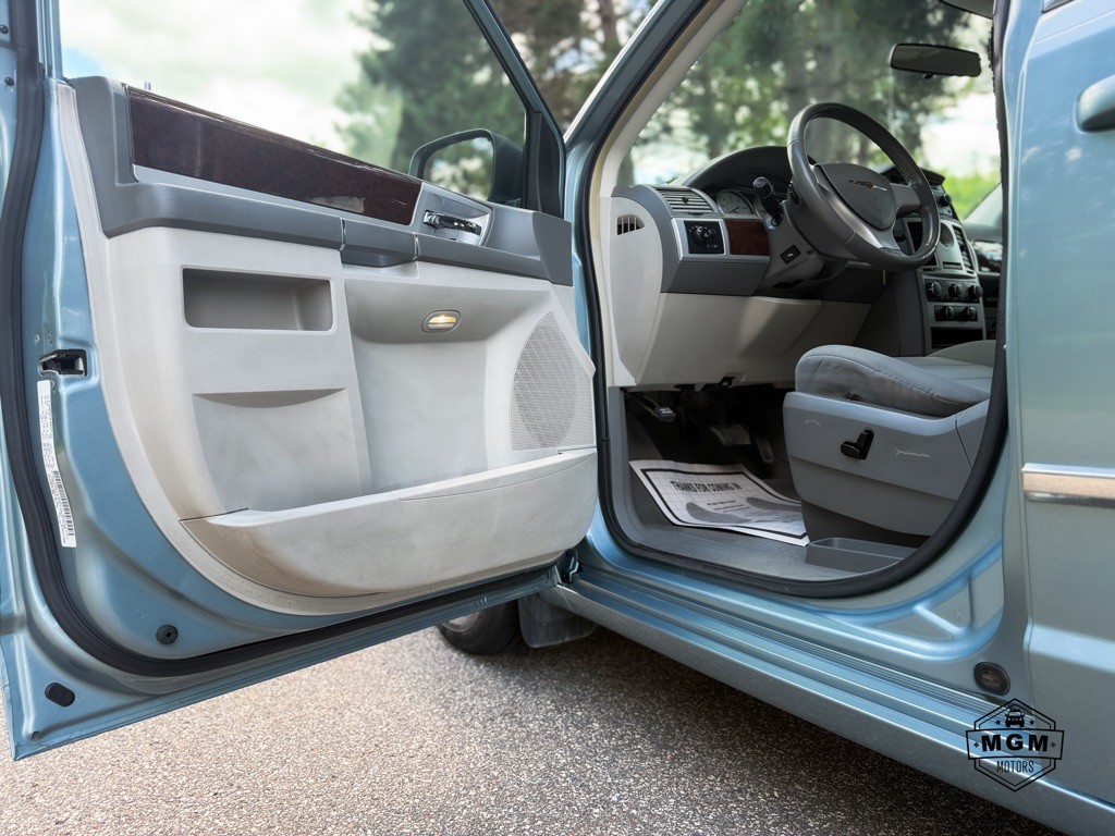 2010 Chrysler Town & Country Image 9