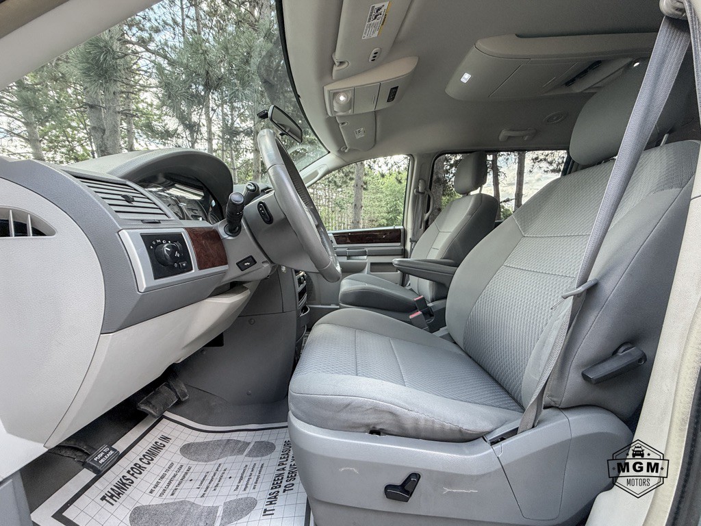 2010 Chrysler Town & Country Image 10