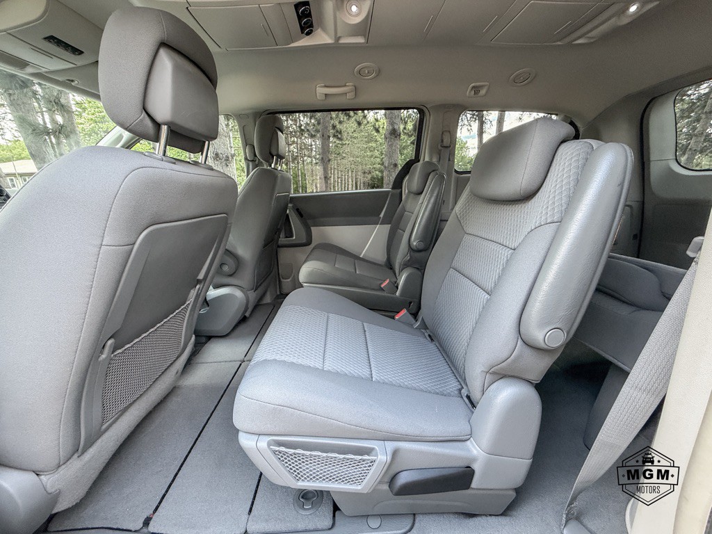 2010 Chrysler Town & Country Image 11