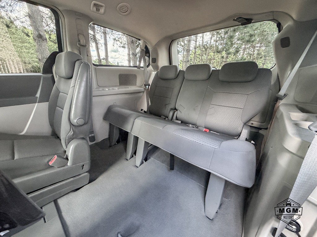 2010 Chrysler Town & Country Image 12