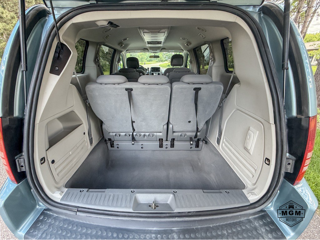 2010 Chrysler Town & Country Image 13