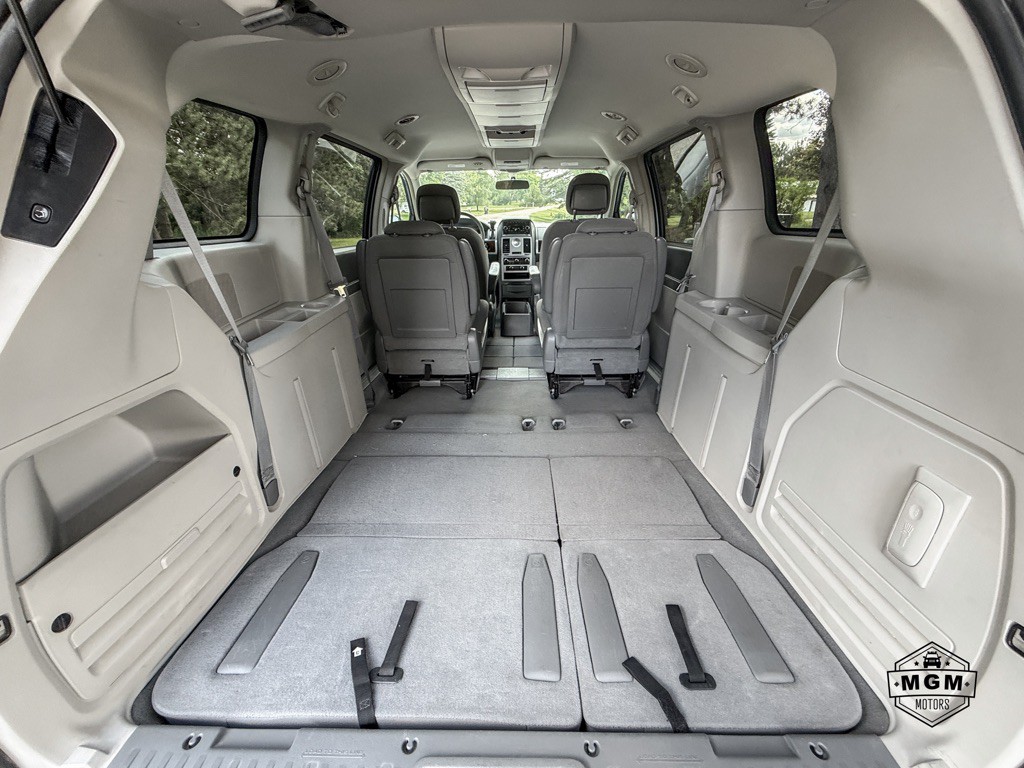 2010 Chrysler Town & Country Image 14