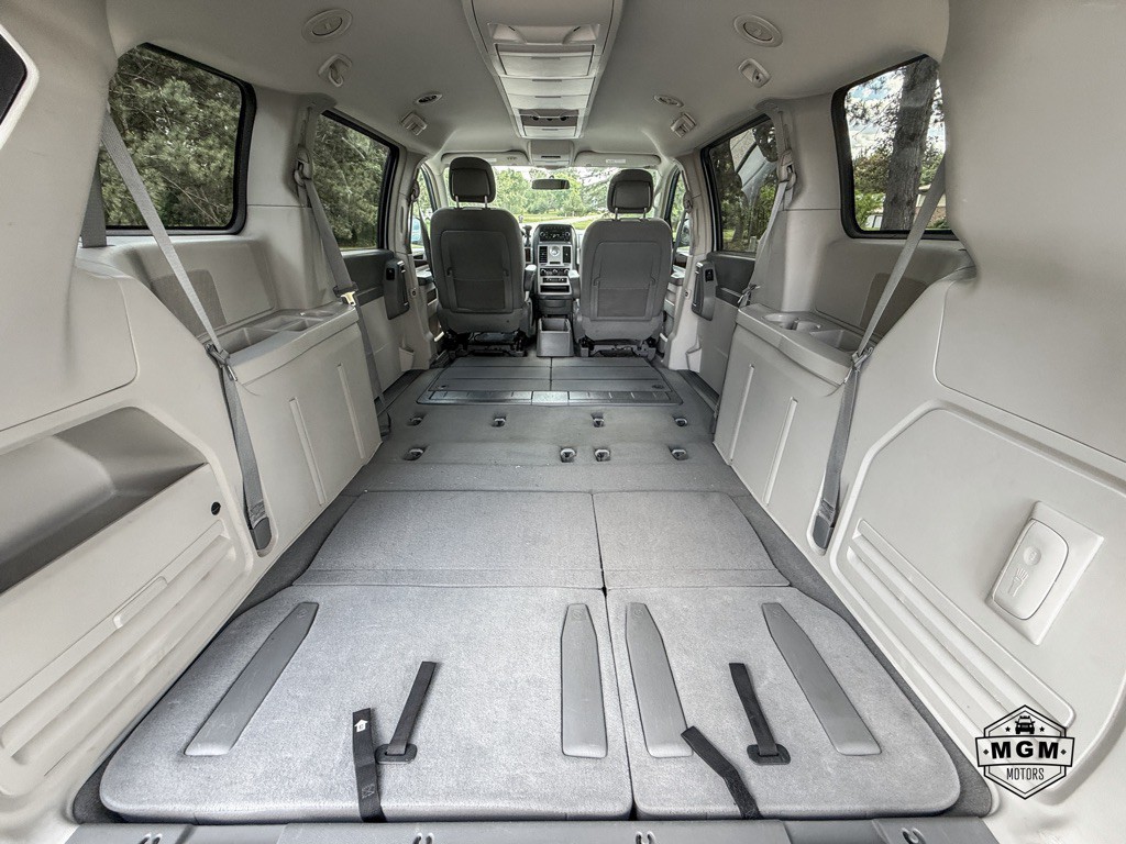 2010 Chrysler Town & Country Image 15