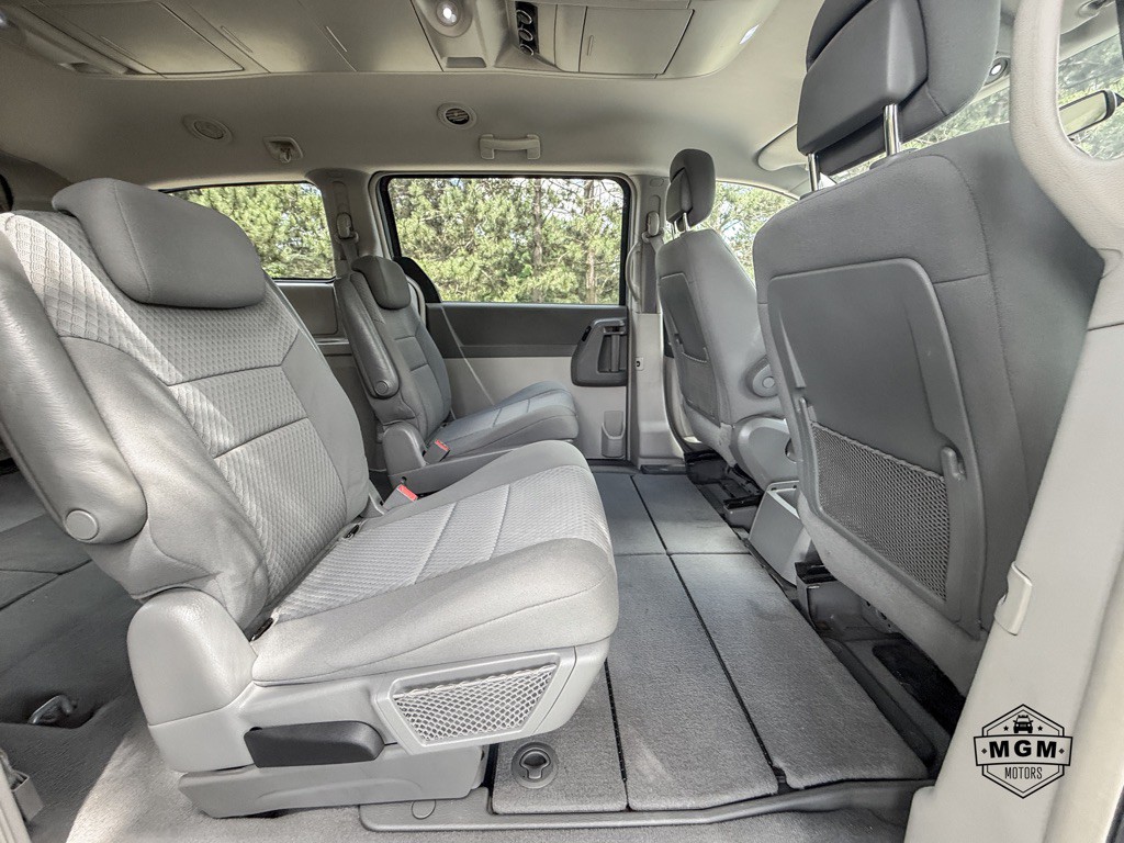 2010 Chrysler Town & Country Image 16
