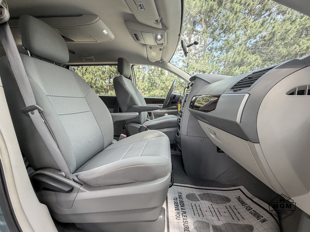 2010 Chrysler Town & Country Image 17