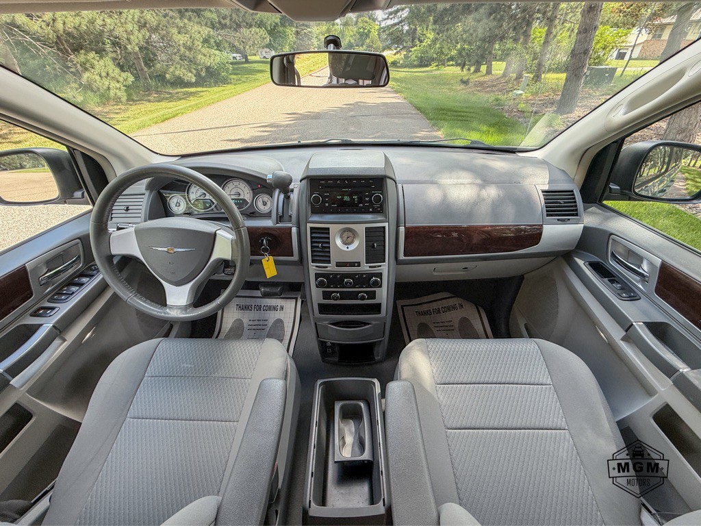 2010 Chrysler Town & Country Image 18