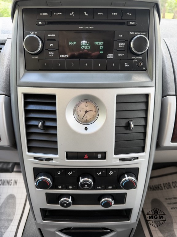 2010 Chrysler Town & Country Image 19