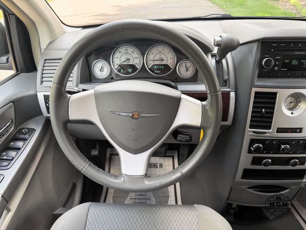 2010 Chrysler Town & Country Image 20