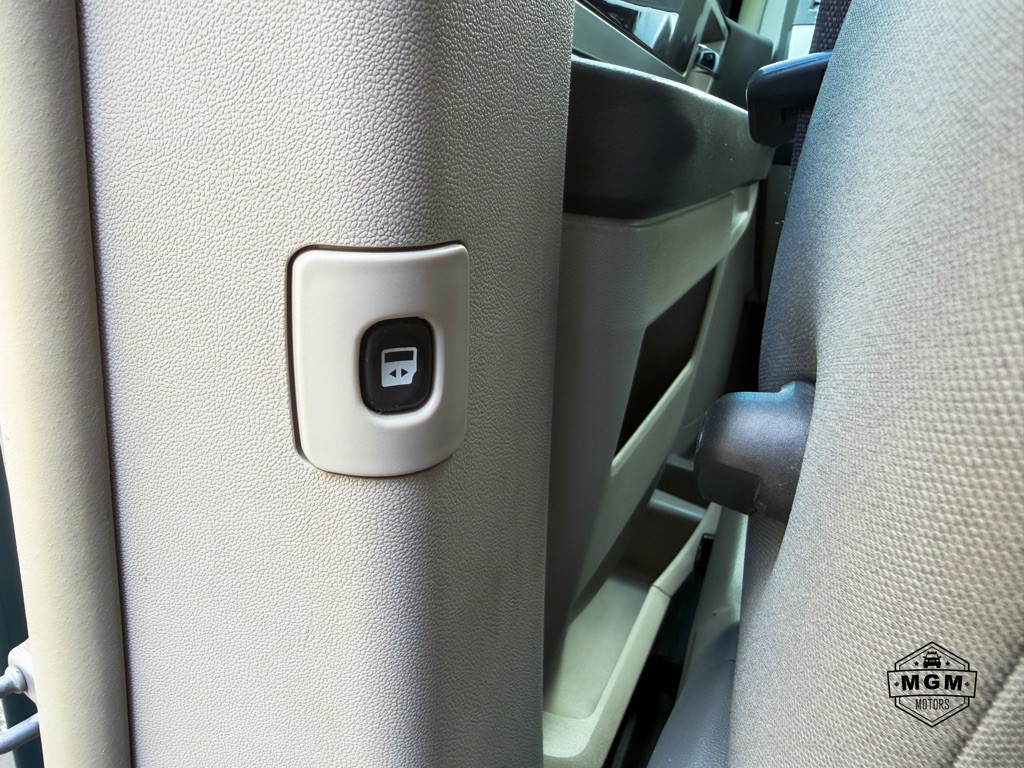2010 Chrysler Town & Country Image 21