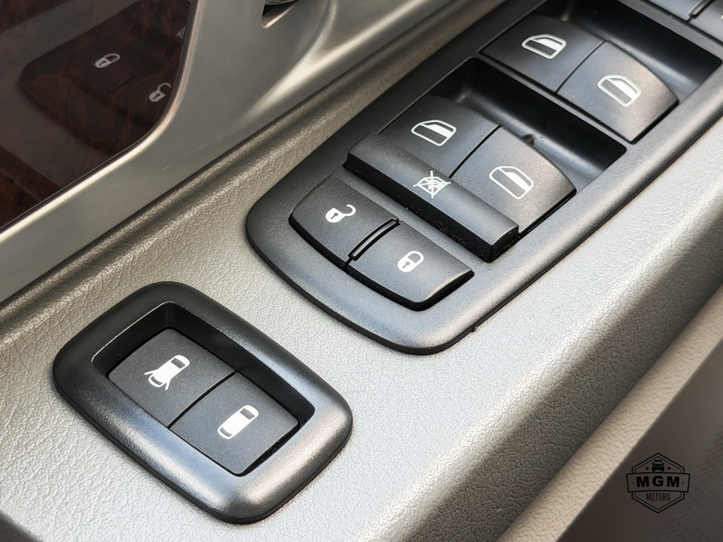 2010 Chrysler Town & Country Image 23