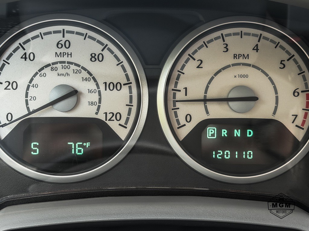 2010 Chrysler Town & Country Image 24