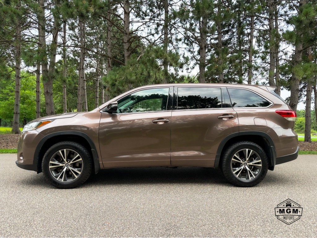 2017 Toyota Highlander Image 2