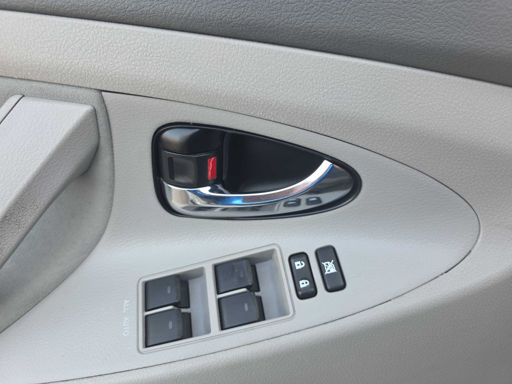 2011 Toyota Camry Image 8