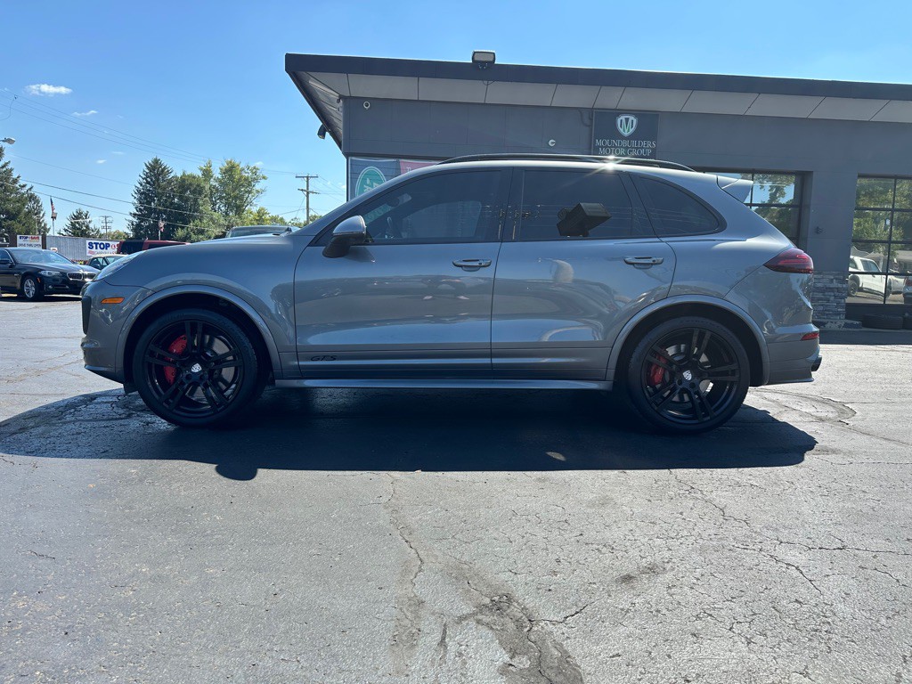 2016 Porsche Cayenne Image 2