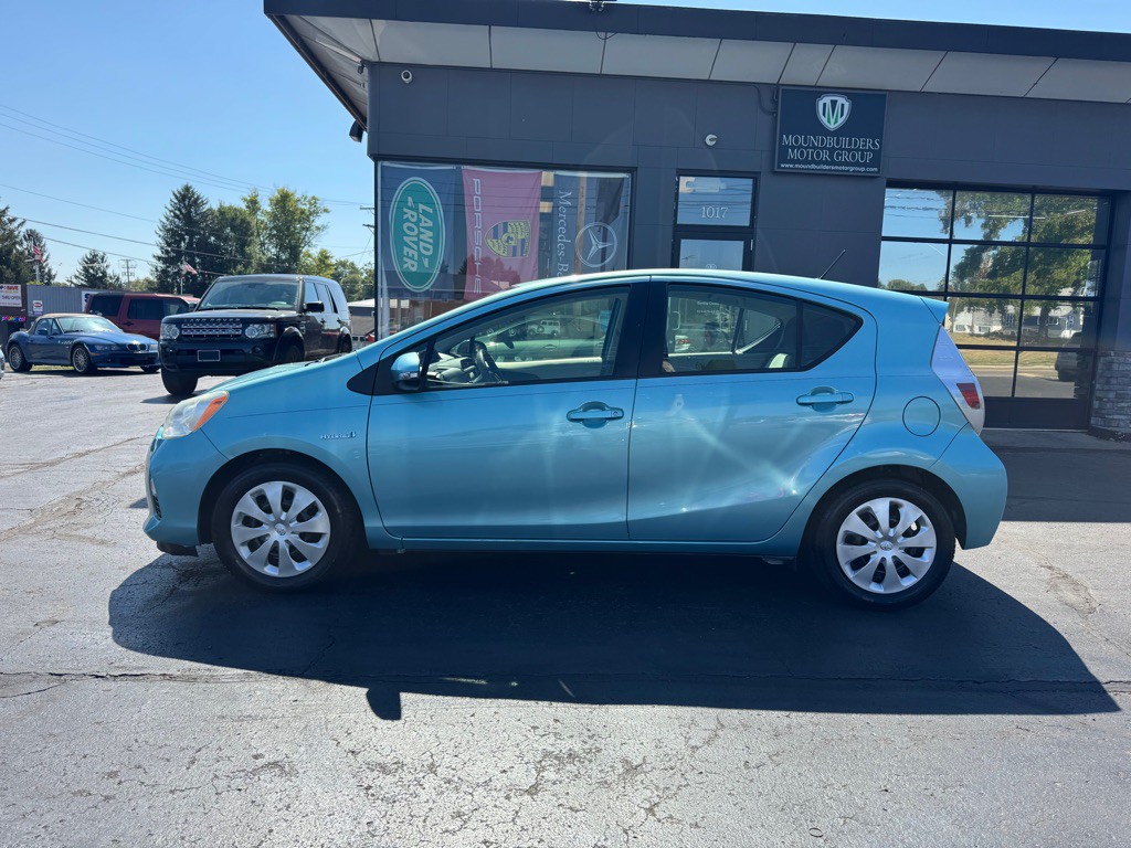 2013 Toyota Prius Image 2