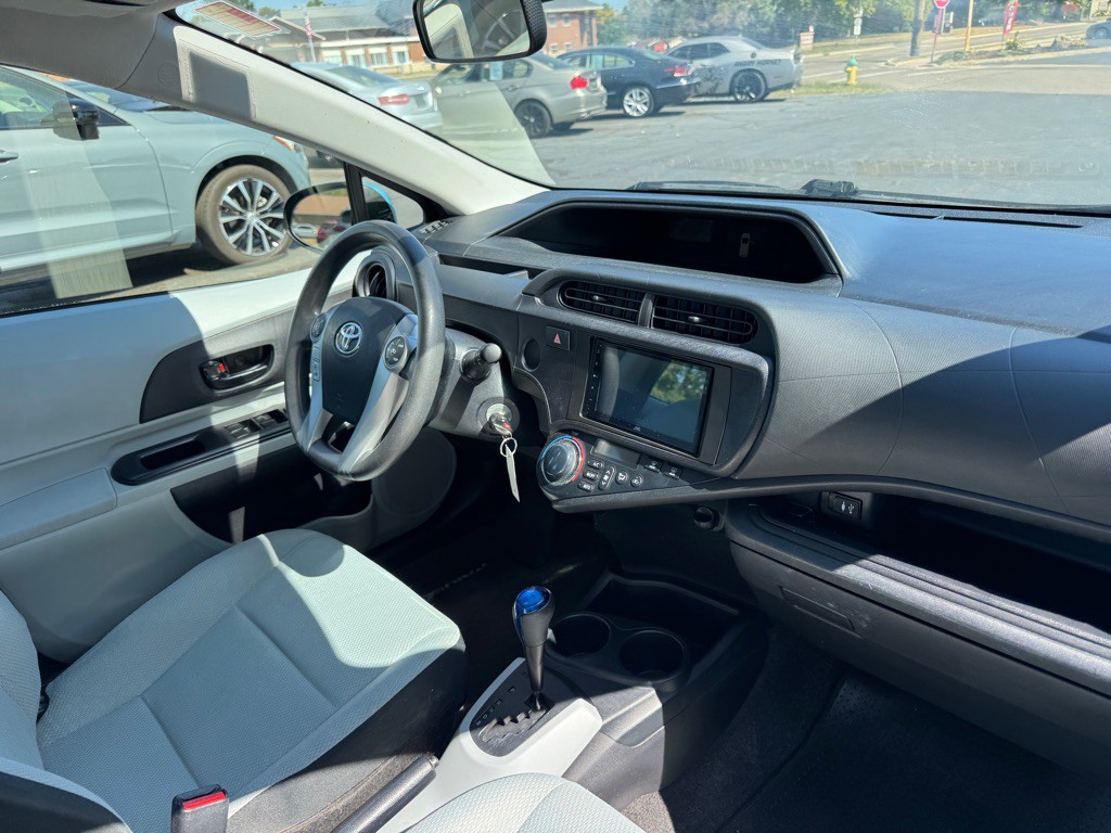 2013 Toyota Prius Image 11
