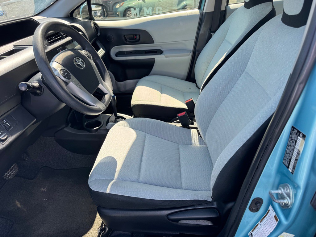 2013 Toyota Prius Image 12