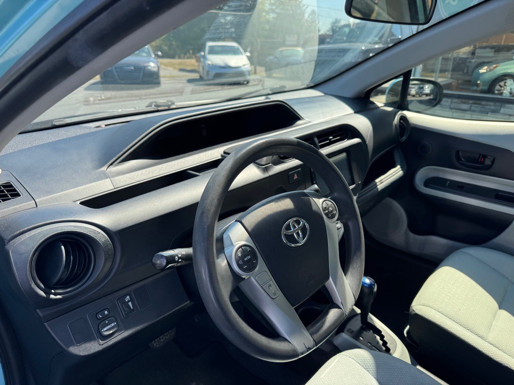 2013 Toyota Prius Image 13