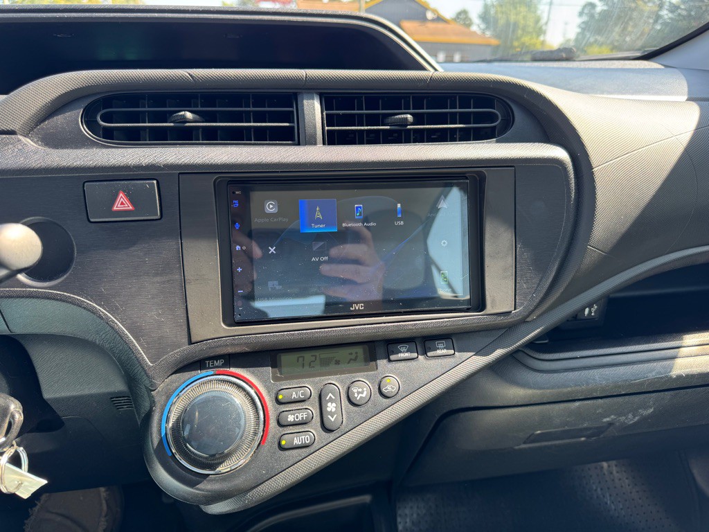 2013 Toyota Prius Image 14