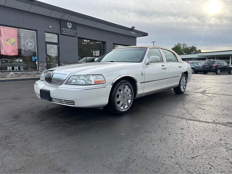 2004 Lincoln Town Car Image 1