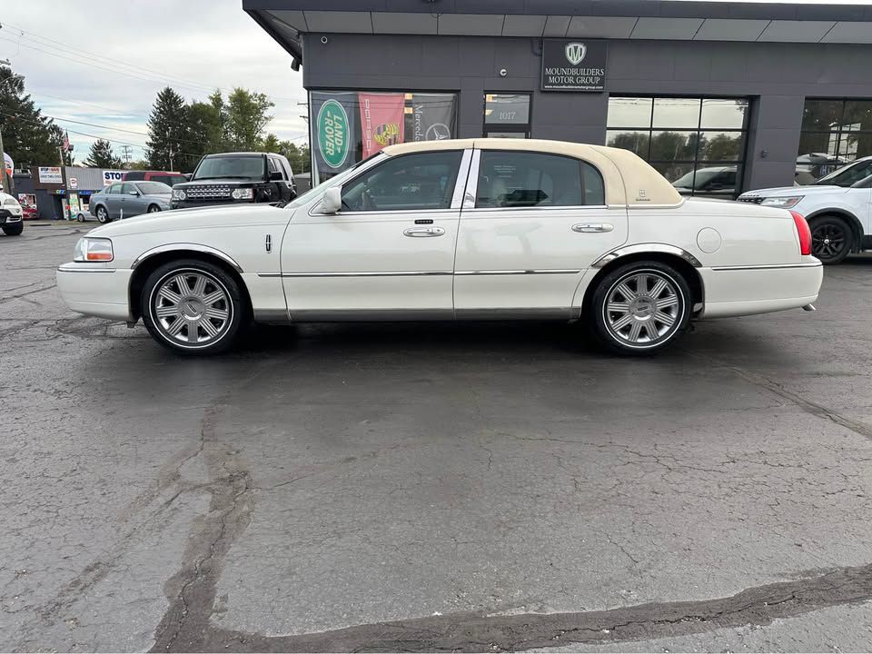 2004 Lincoln Town Car Image 2