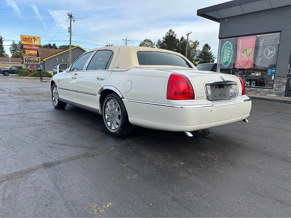 2004 Lincoln Town Car Image 3