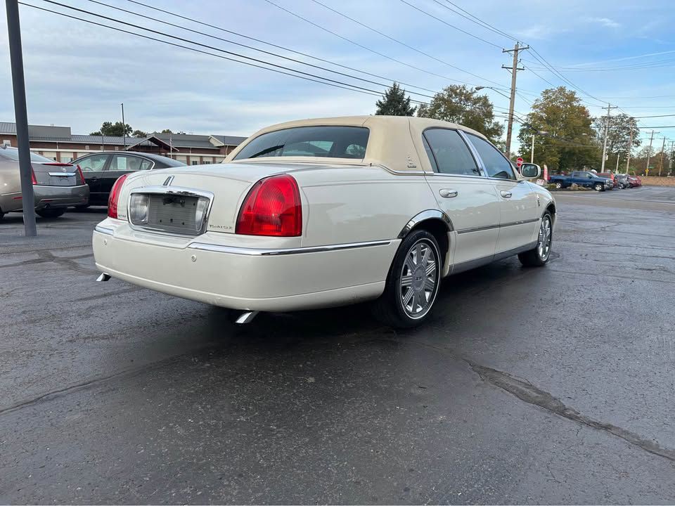 2004 Lincoln Town Car Image 6