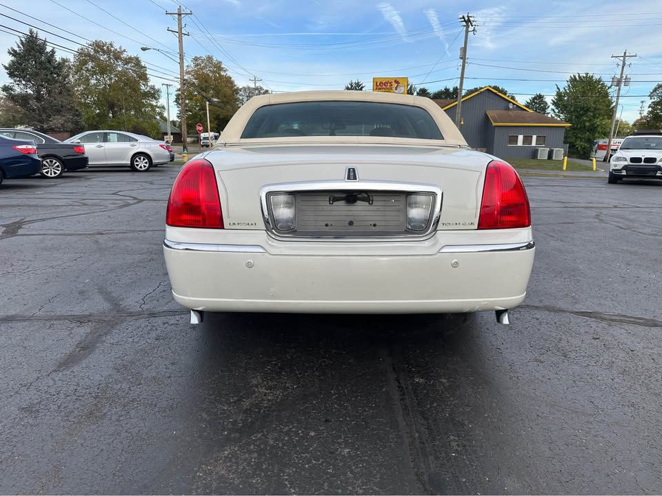 2004 Lincoln Town Car Image 8