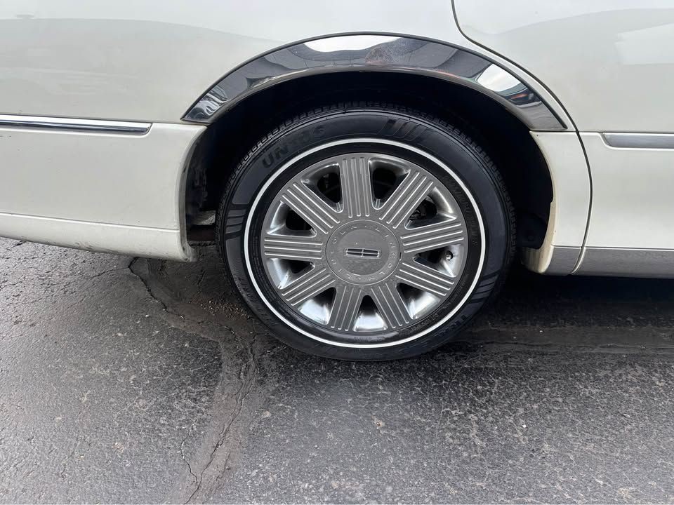 2004 Lincoln Town Car Image 9
