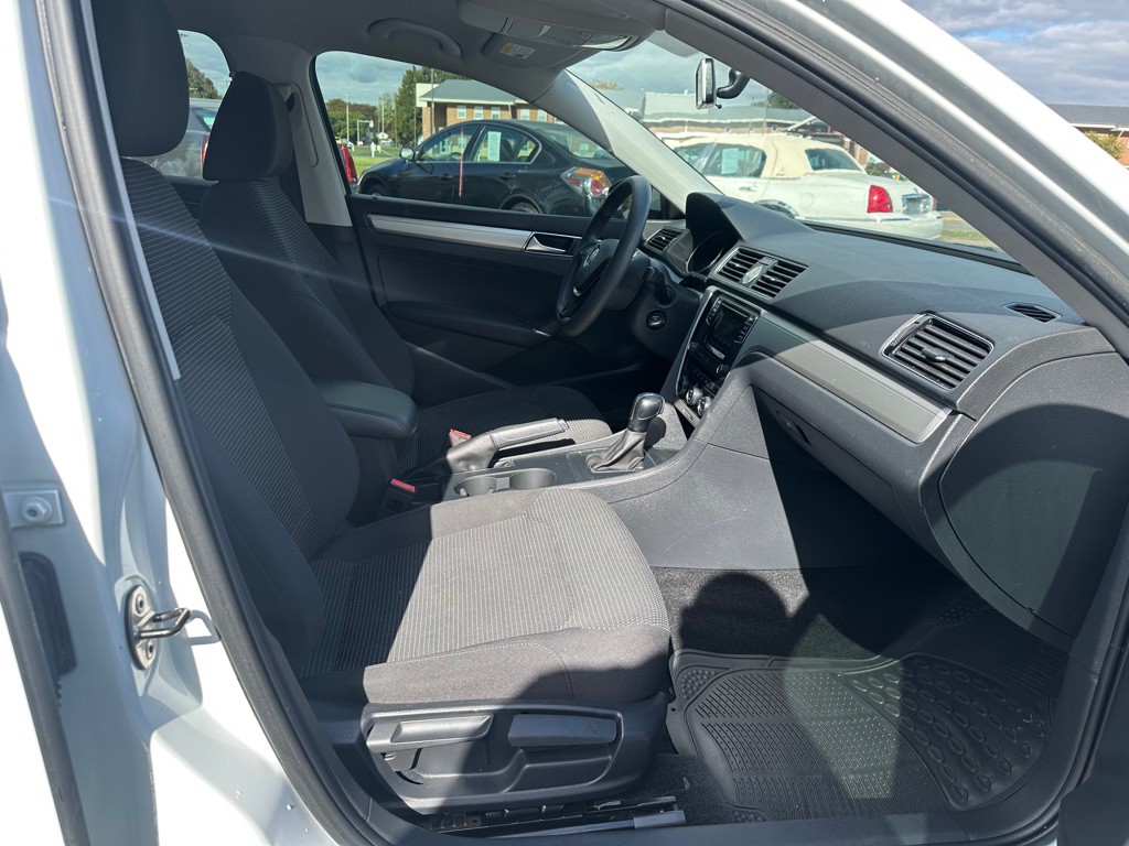 2016 Volkswagen Passat Image 10