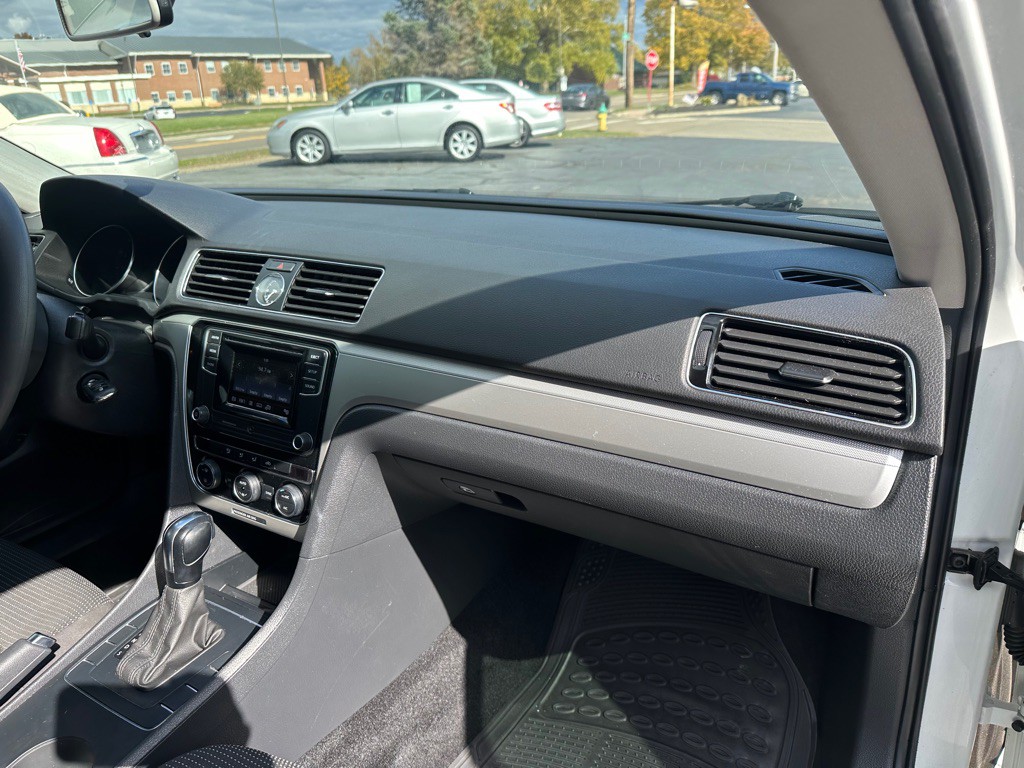 2016 Volkswagen Passat Image 11