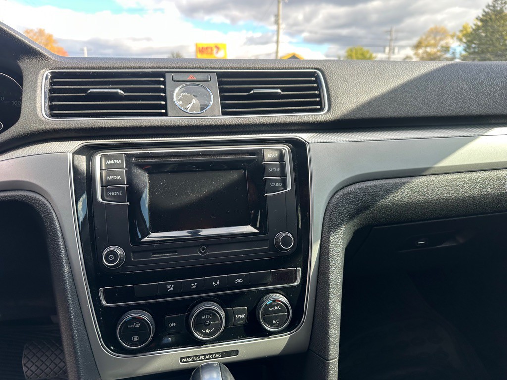 2016 Volkswagen Passat Image 14