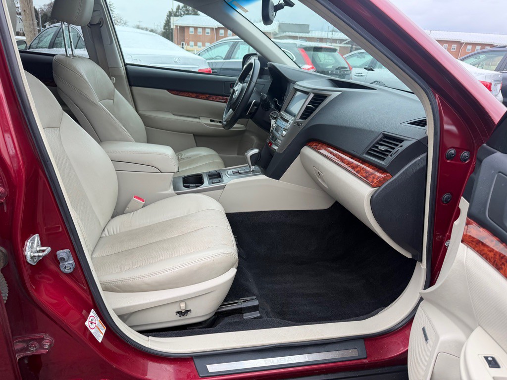 2011 Subaru Outback Image 10