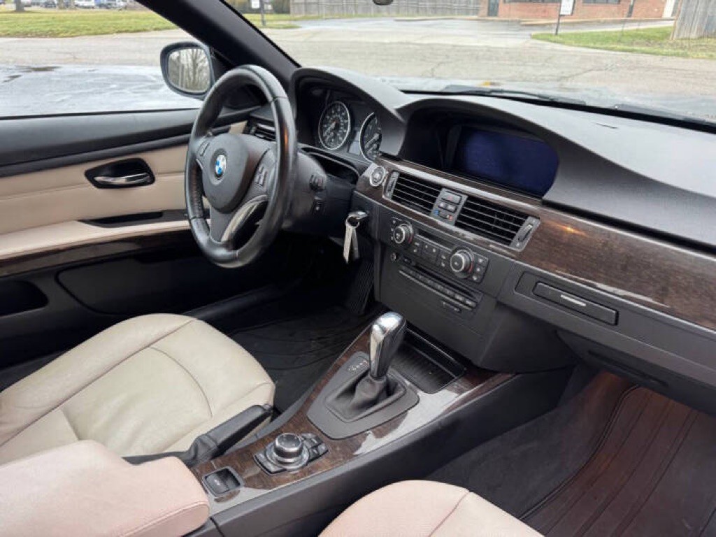 2012 BMW 3 Series Image 17