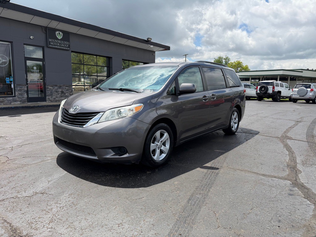 2011 Toyota Sienna Image 2