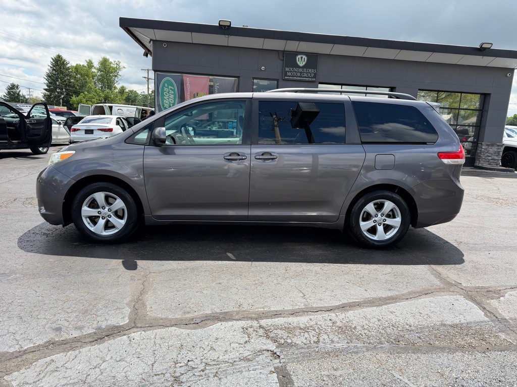 2011 Toyota Sienna Image 3